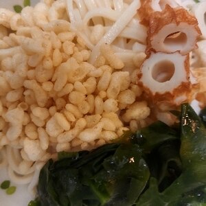 わかめとちくわと天かすのぶっかけうどん